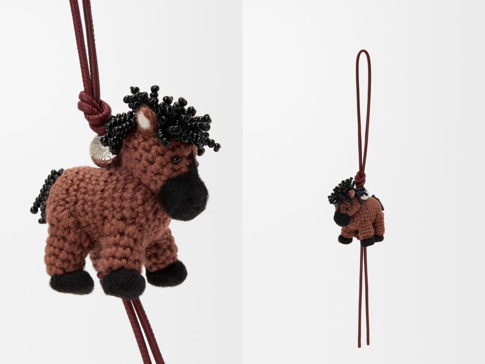 輕鬆成為養馬人～2026八款精品小馬吊飾盤點！愛馬仕價格意外可愛、「這款」竟然千元收！？-10