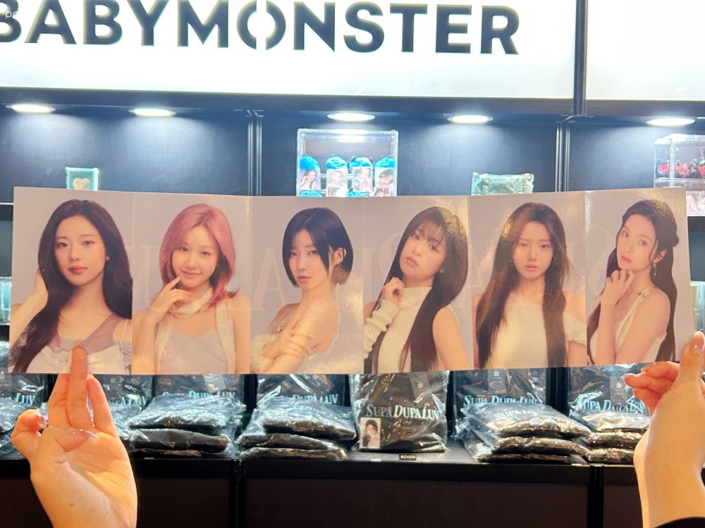 BABYMONSTER PSYCHO快閃店在統一時代！「絨毛吊飾+小卡組、黑白明信片」必買周邊價格一次看！-13