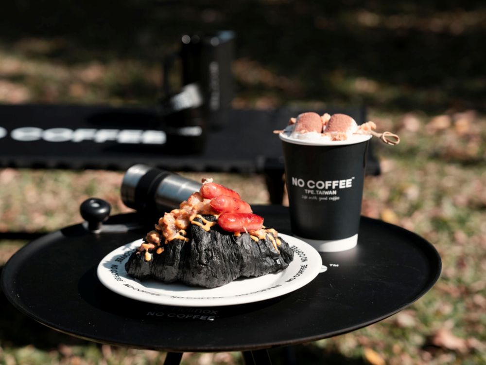 NO COFFEE跟「露營界的愛馬仕」Helinox聯名了！限定「BBQ煙燻風味香腸可頌、阿華田椪糖雲朵杯」必點！-3