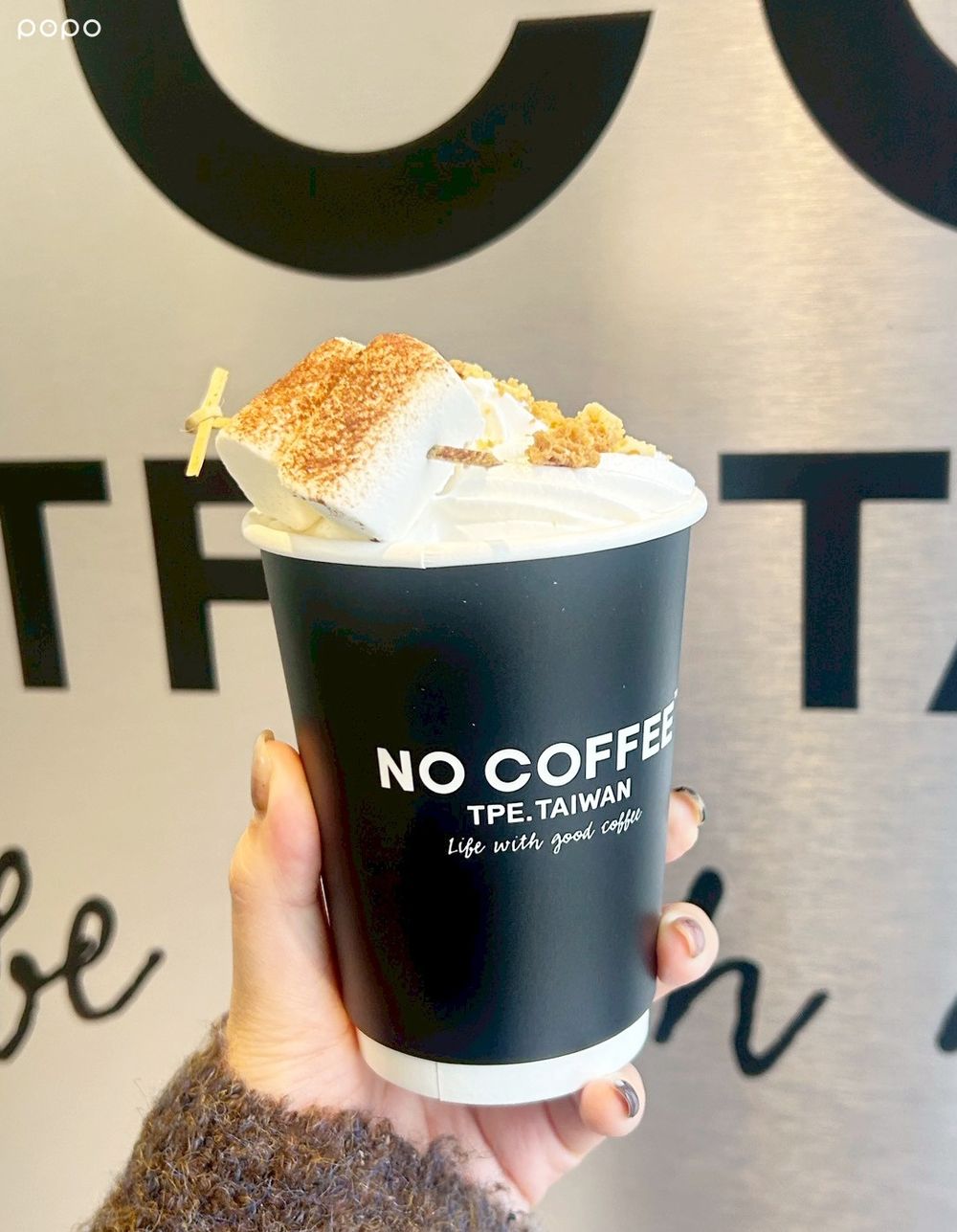 NO COFFEE跟「露營界的愛馬仕」Helinox聯名了！限定「BBQ煙燻風味香腸可頌、阿華田椪糖雲朵杯」必點！-11