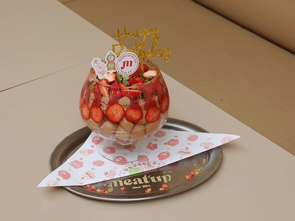 Meat Up跟KINGJUN聯名了！「吃草莓蠢兔」可愛翻必拍、還有「巧莓樂園」草莓季甜點要吃！-5