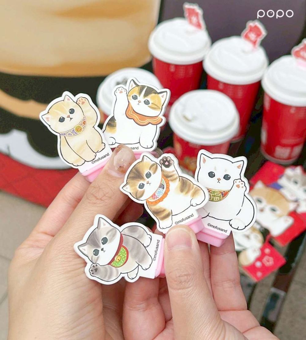 7-11貓福珊迪主題門市來了！賀歲小貓打卡裝飾、貓福珊迪聯名甜點可愛登場，買飲料還送萌翻杯塞！-13