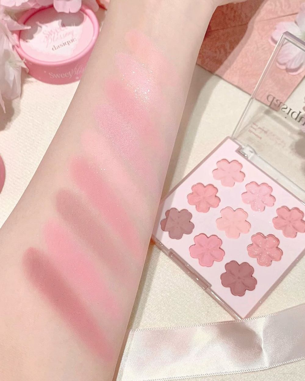 2026韓系春季彩妝首發！dasique首款花瓣腮紅誕生，九宮格眼影盤、頰彩融入夢幻櫻花元素，打造透嫩春日感妝容！-3