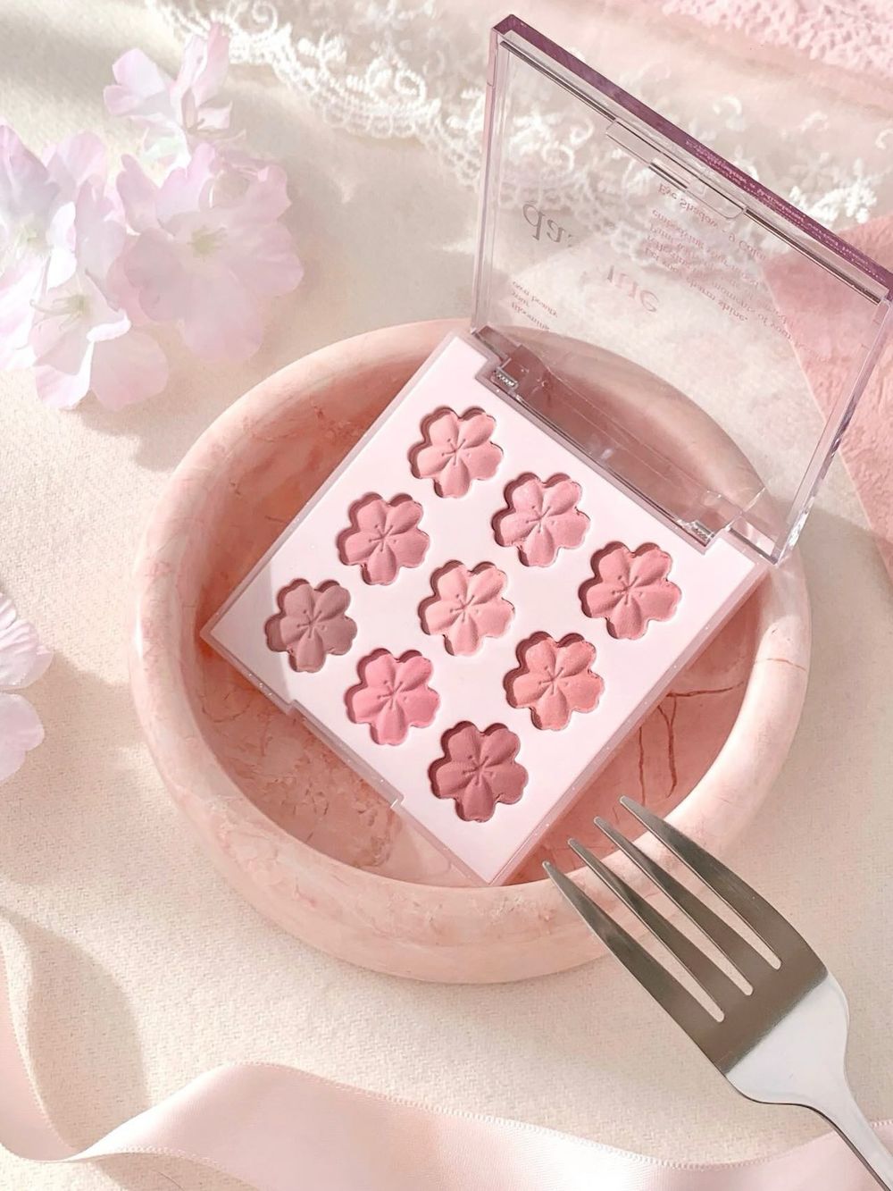 2026韓系春季彩妝首發！dasique首款花瓣腮紅誕生，九宮格眼影盤、頰彩融入夢幻櫻花元素，打造透嫩春日感妝容！-6