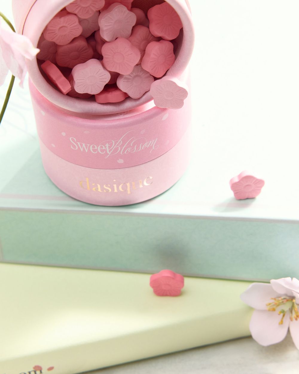 2026韓系春季彩妝首發！dasique首款花瓣腮紅誕生，九宮格眼影盤、頰彩融入夢幻櫻花元素，打造透嫩春日感妝容！-10