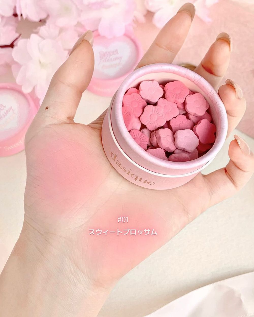2026韓系春季彩妝首發！dasique首款花瓣腮紅誕生，九宮格眼影盤、頰彩融入夢幻櫻花元素，打造透嫩春日感妝容！-9