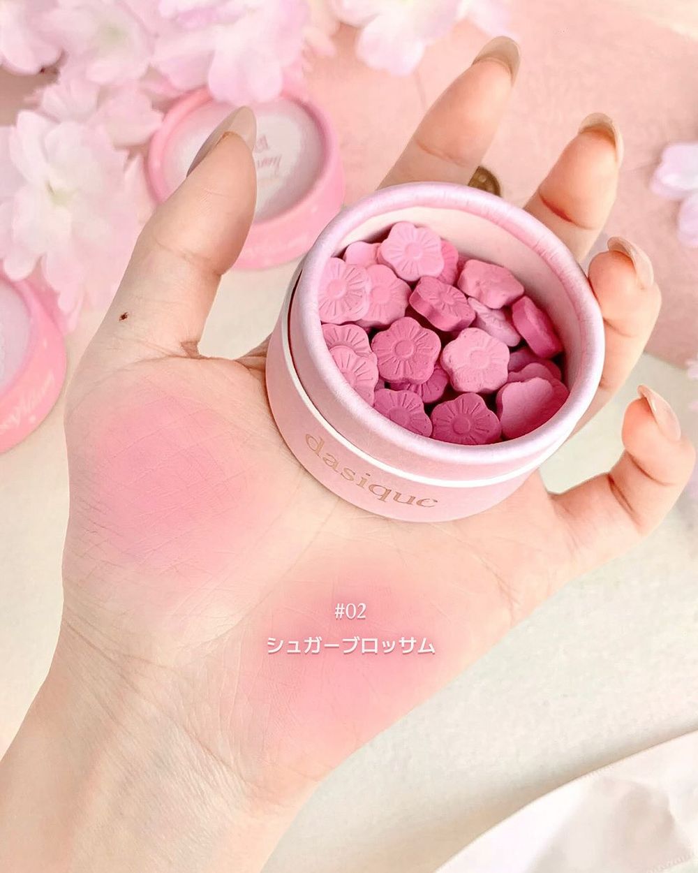 2026韓系春季彩妝首發！dasique首款花瓣腮紅誕生，九宮格眼影盤、頰彩融入夢幻櫻花元素，打造透嫩春日感妝容！-8