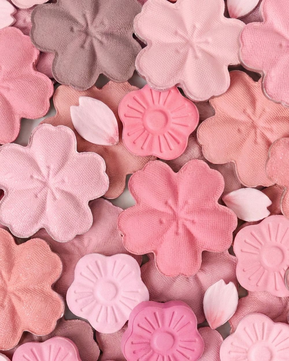 2026韓系春季彩妝首發！dasique首款花瓣腮紅誕生，九宮格眼影盤、頰彩融入夢幻櫻花元素，打造透嫩春日感妝容！-14