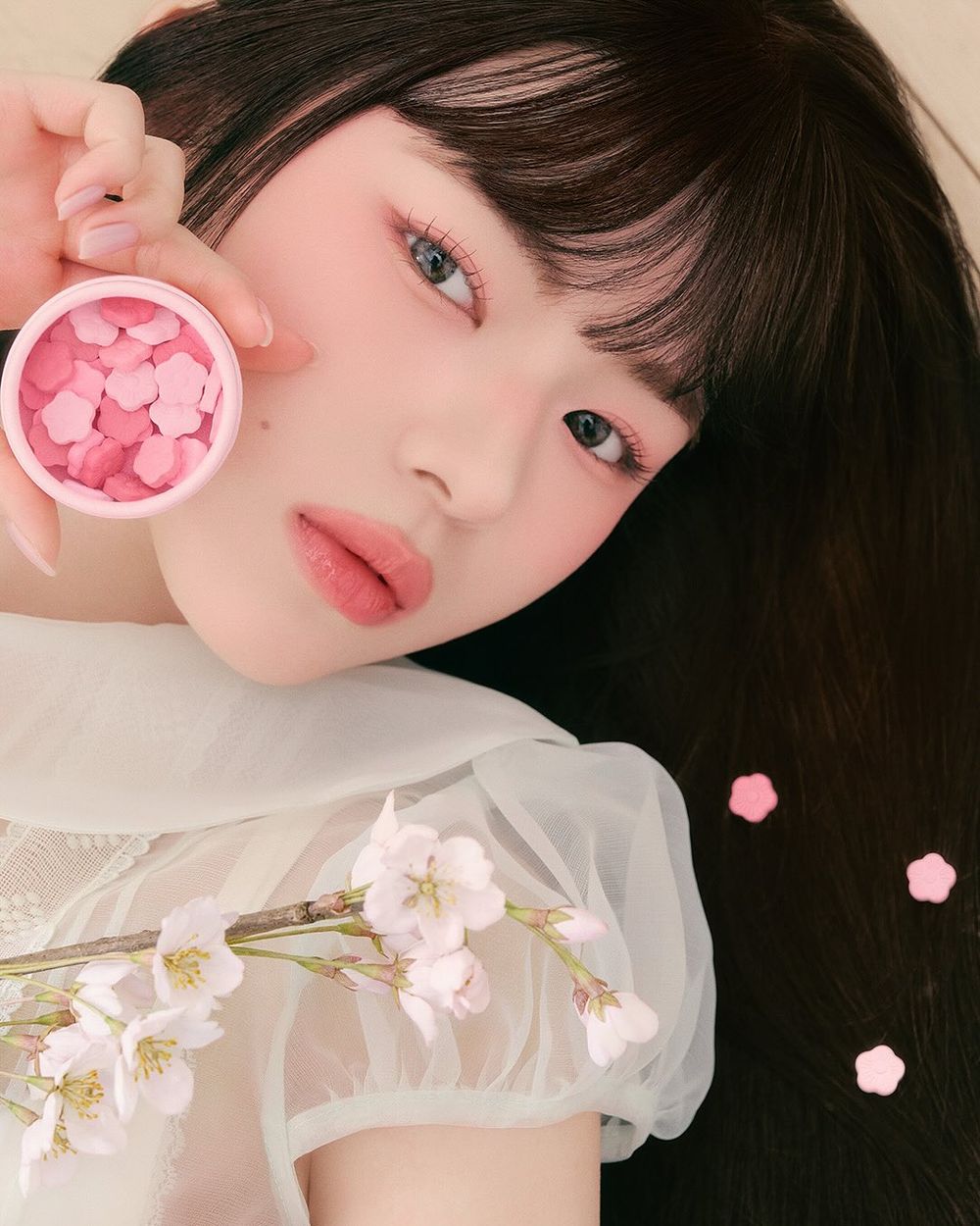 2026韓系春季彩妝首發！dasique首款花瓣腮紅誕生，九宮格眼影盤、頰彩融入夢幻櫻花元素，打造透嫩春日感妝容！-16