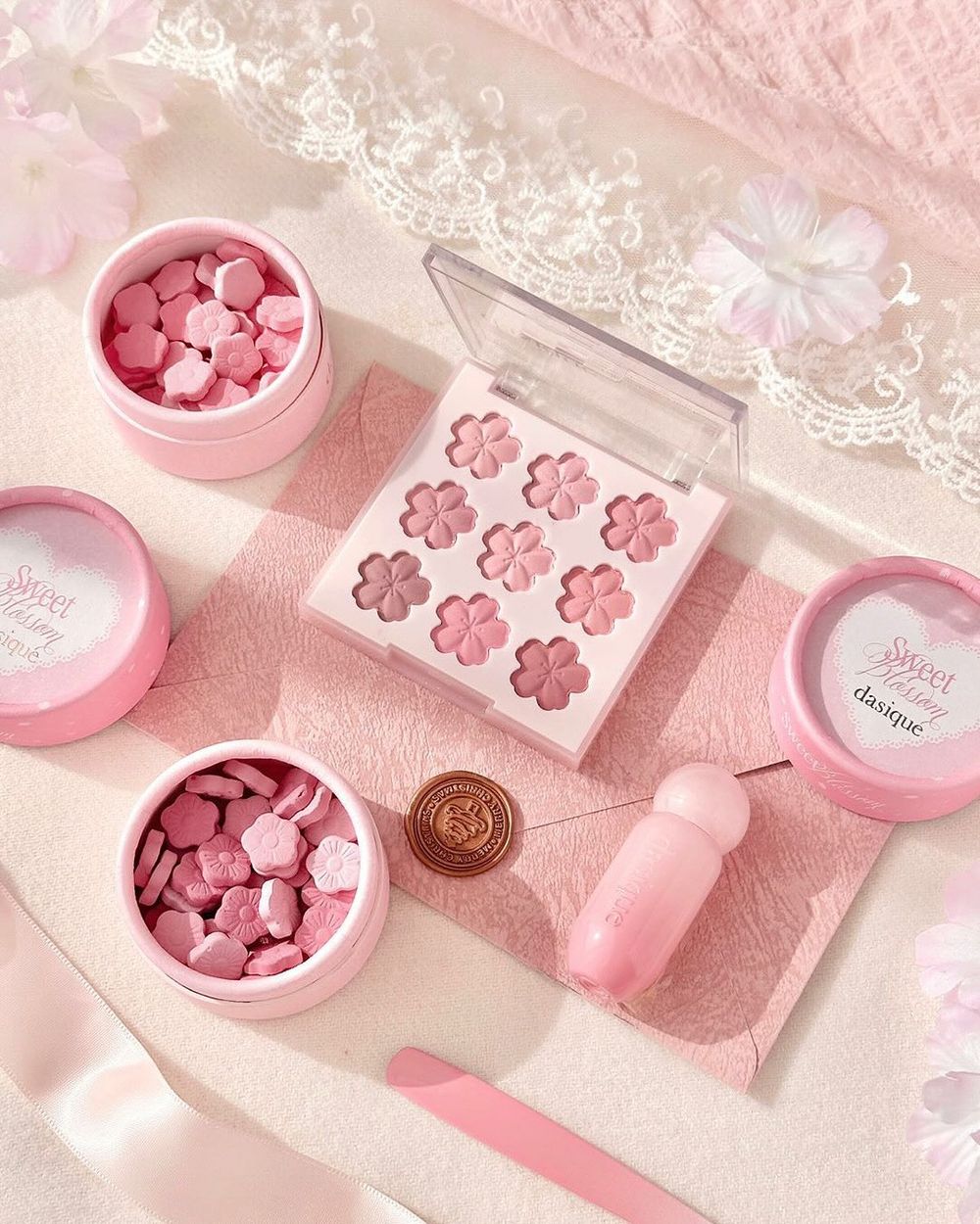 2026韓系春季彩妝首發！dasique首款花瓣腮紅誕生，九宮格眼影盤、頰彩融入夢幻櫻花元素，打造透嫩春日感妝容！-15
