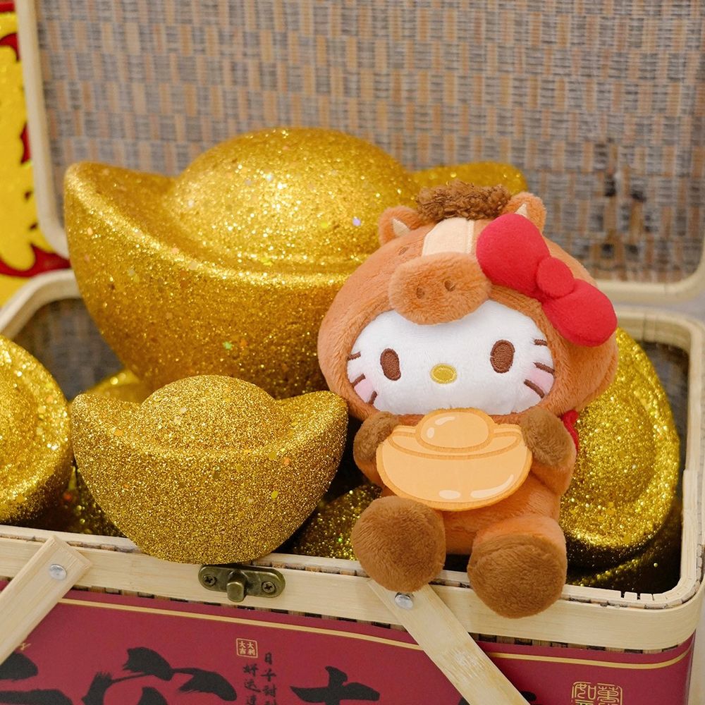 7-11開賣2026馬年限定三麗鷗絨毛吊飾！棕色小馬Hello Kitty手拿元寶萌翻、招財布丁狗一定要收！-5