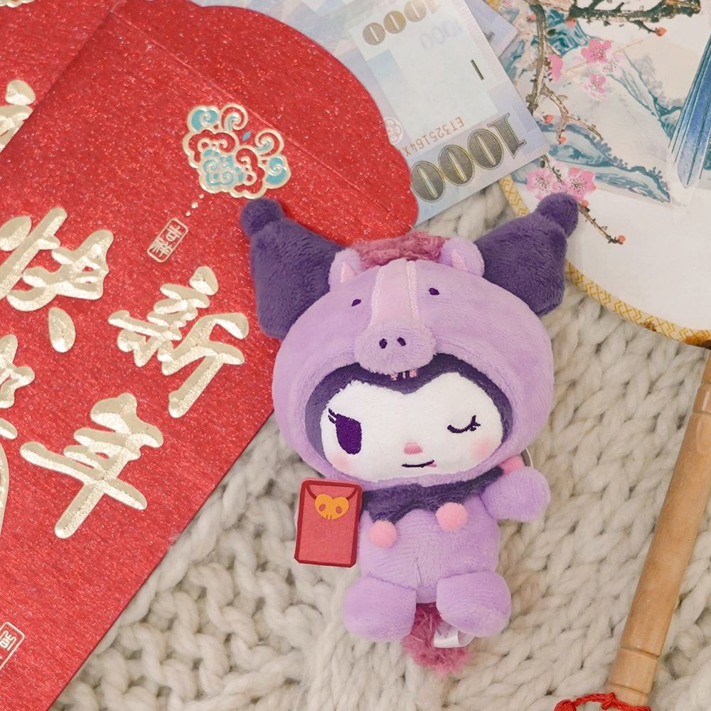 7-11開賣2026馬年限定三麗鷗絨毛吊飾！棕色小馬Hello Kitty手拿元寶萌翻、招財布丁狗一定要收！-7