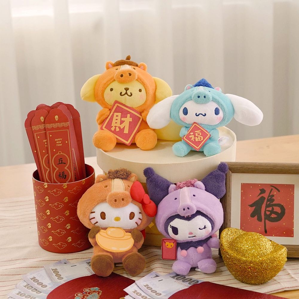 7-11開賣2026馬年限定三麗鷗絨毛吊飾！棕色小馬Hello Kitty手拿元寶萌翻、招財布丁狗一定要收！-4