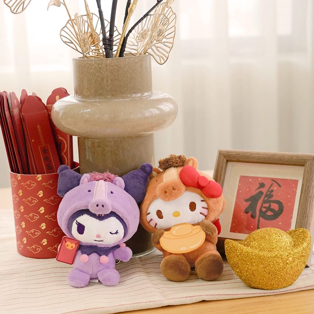 7-11開賣2026馬年限定三麗鷗絨毛吊飾！棕色小馬Hello Kitty手拿元寶萌翻、招財布丁狗一定要收！-2