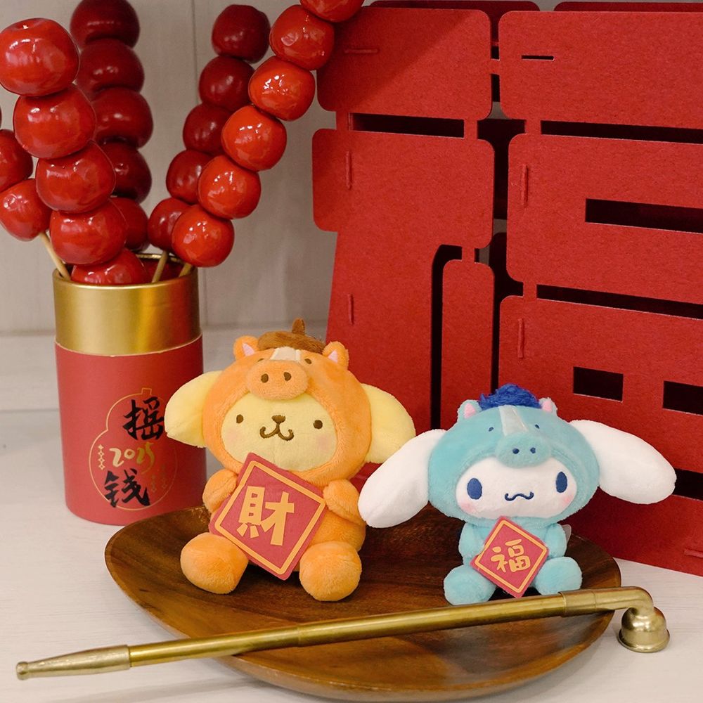 7-11開賣2026馬年限定三麗鷗絨毛吊飾！棕色小馬Hello Kitty手拿元寶萌翻、招財布丁狗一定要收！-3