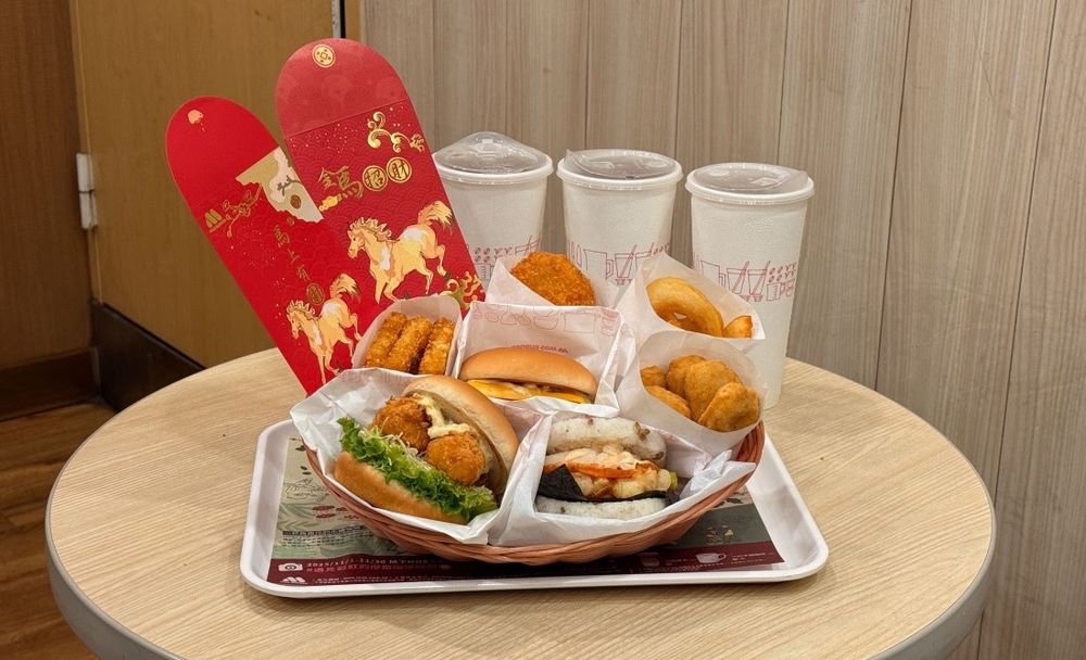 2026過年必吃速食新品推薦！必勝客「軟殼蟹鮑魚比薩」超奢華、摩斯海老雙蝦堡套餐再送紅包袋！-16