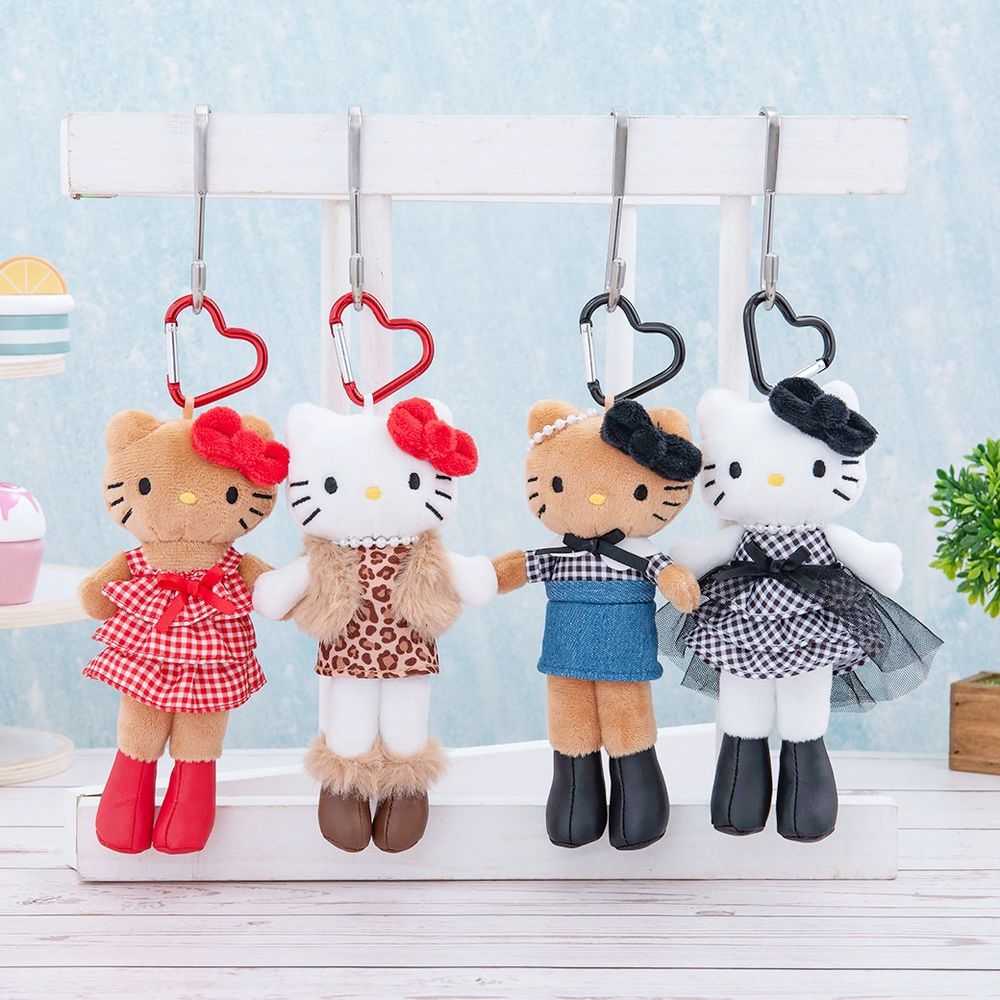 日本買不到！7-11開賣台灣限定「長腿Hello Kitty絨毛吊飾」、豹紋小洋裝&牛仔短裙造型可愛翻必買！-3