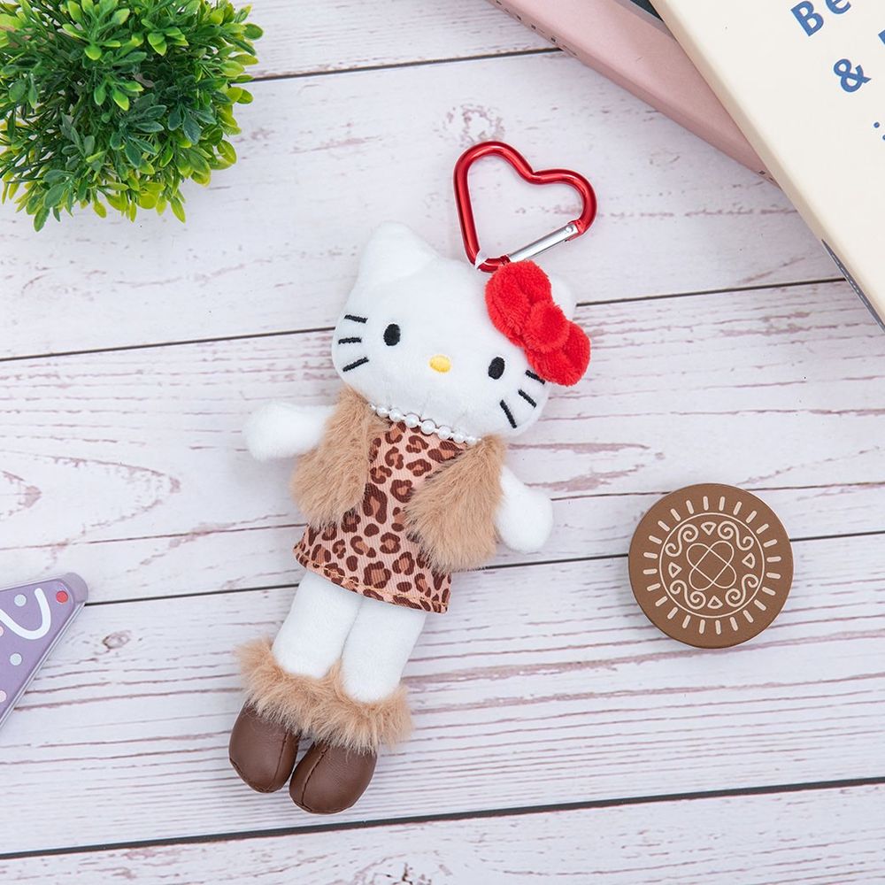 日本買不到！7-11開賣台灣限定「長腿Hello Kitty絨毛吊飾」、豹紋小洋裝&牛仔短裙造型可愛翻必買！-7