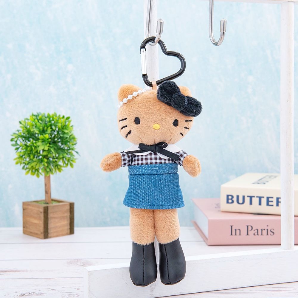 日本買不到！7-11開賣台灣限定「長腿Hello Kitty絨毛吊飾」、豹紋小洋裝&牛仔短裙造型可愛翻必買！-4