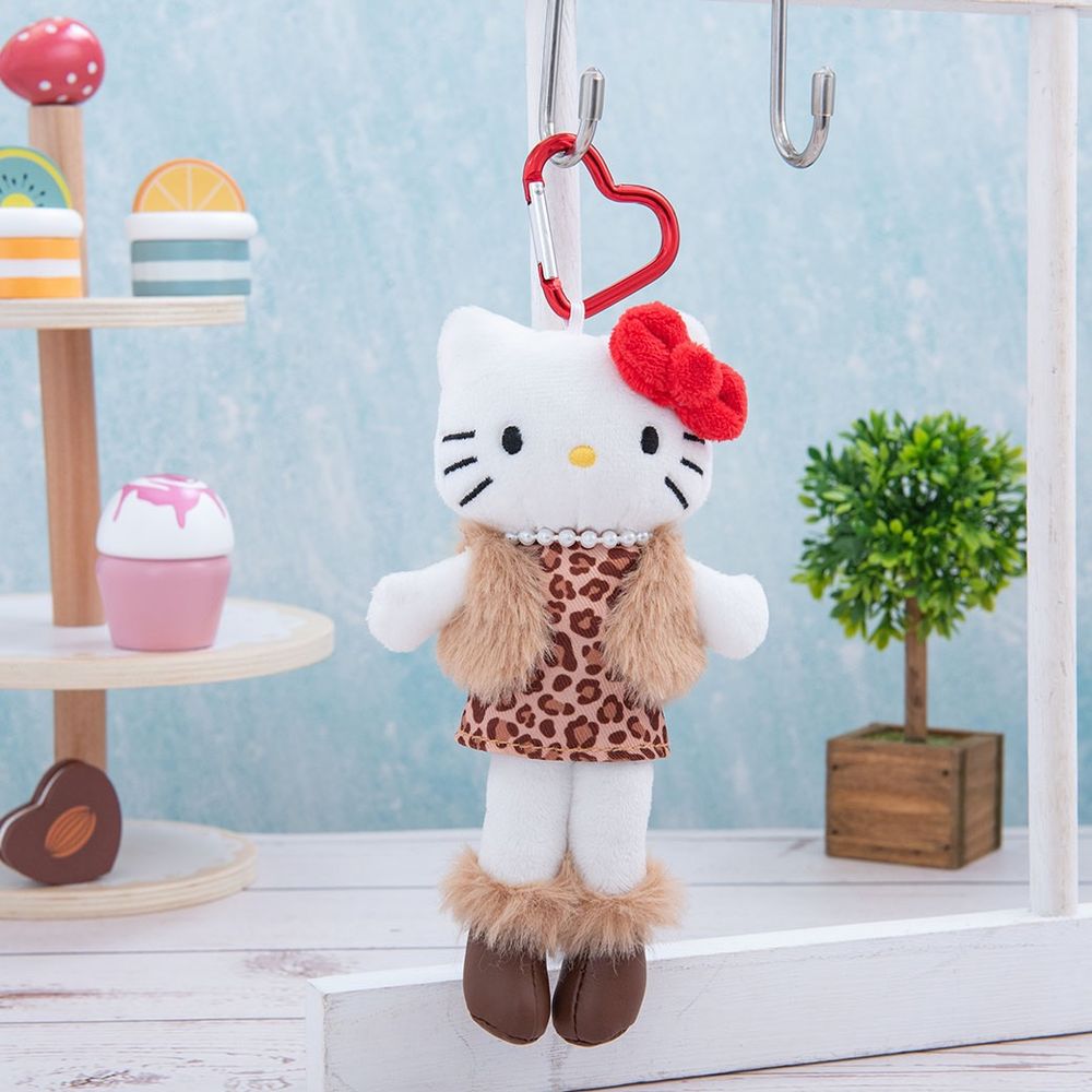 日本買不到！7-11開賣台灣限定「長腿Hello Kitty絨毛吊飾」、豹紋小洋裝&牛仔短裙造型可愛翻必買！-5