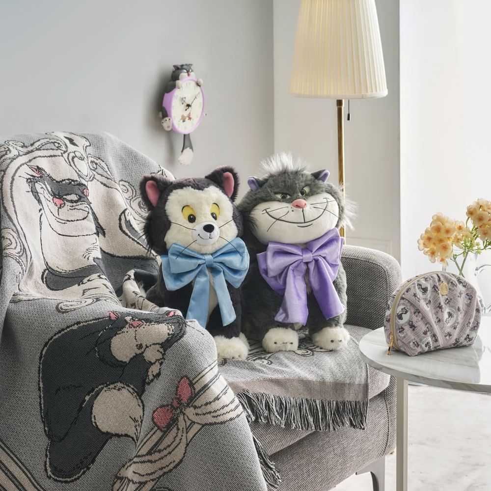 迪士尼2026貓之日限定周邊也太萌！巨大魯斯佛玩偶、費加洛玩毛線球吊飾、搖尾巴貓咪時鐘全都太欠買！-13