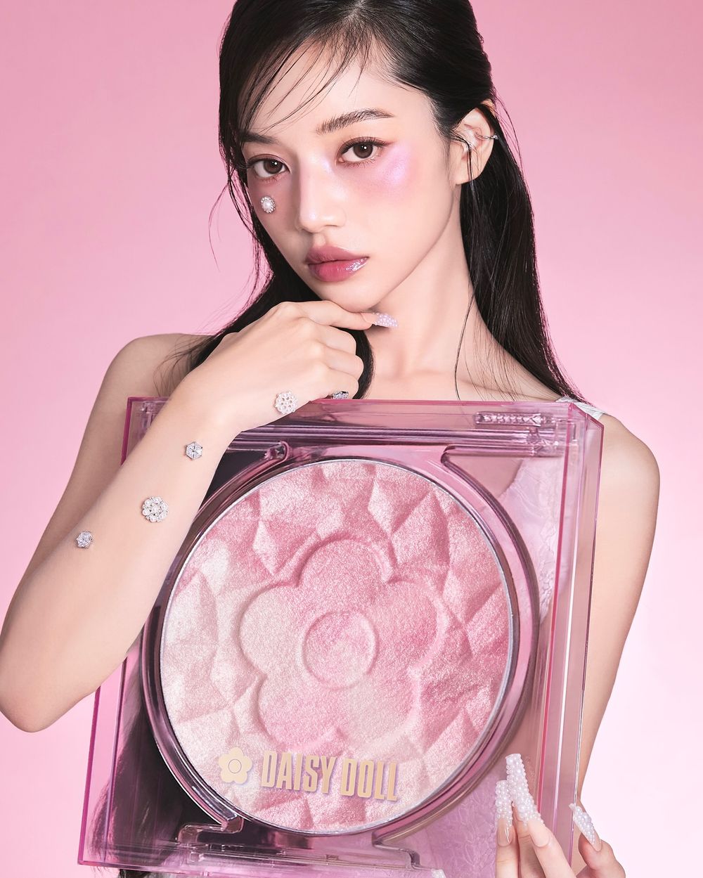 把鑽石刷上臉！日本網美最愛MARY QUANT姐妹牌DAISY DOLL「小花漸層腮紅」，讓血色感與透明光一次到位！-9