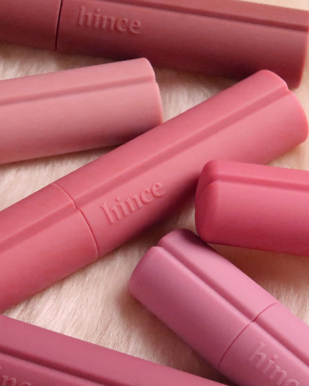睽違三年再推爆款唇彩！hince「柔霧濾鏡唇釉」開賣即紅遍日韓，新型態透明薄霧質地，打造不顯唇紋原生感豐唇！-12