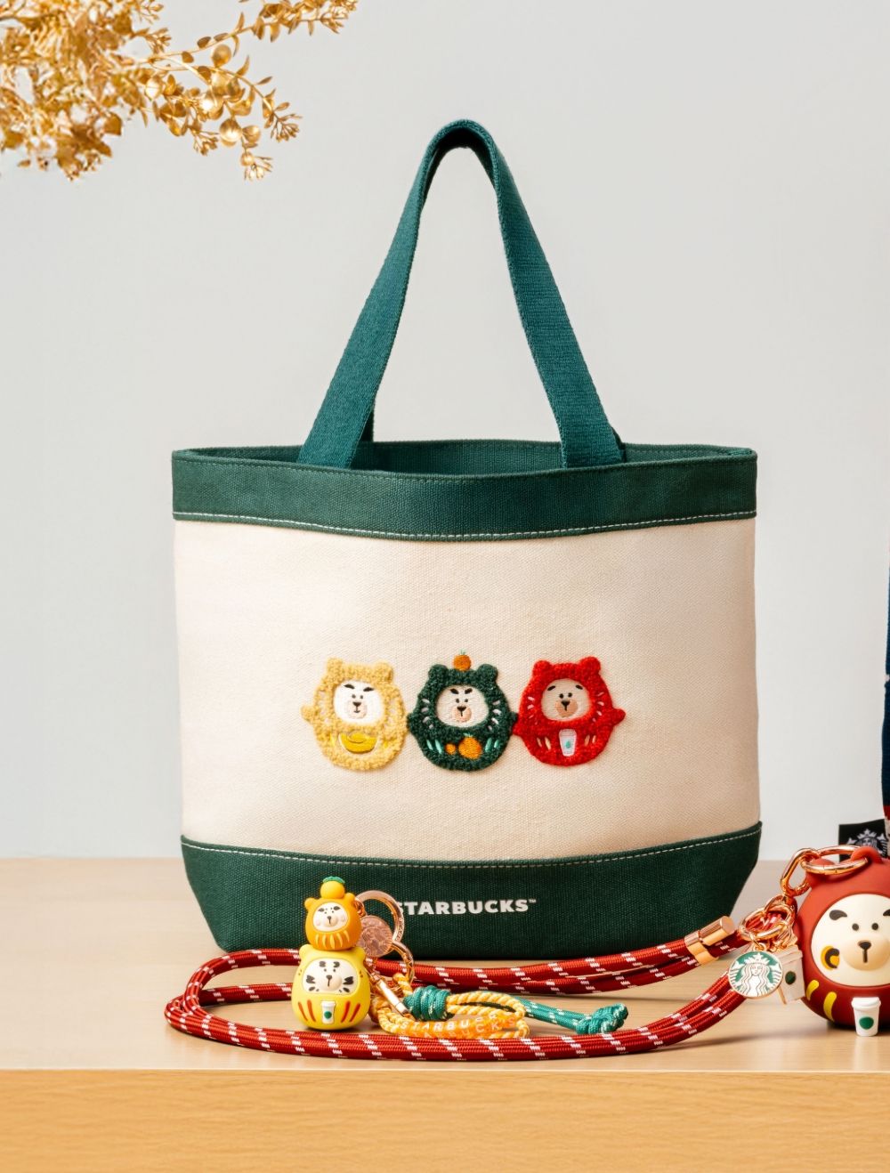 2026新春必買開運小物！星巴克達摩系列「達摩小熊玩偶、招財達摩馬克杯、刺繡提袋」全都太欠買！-2