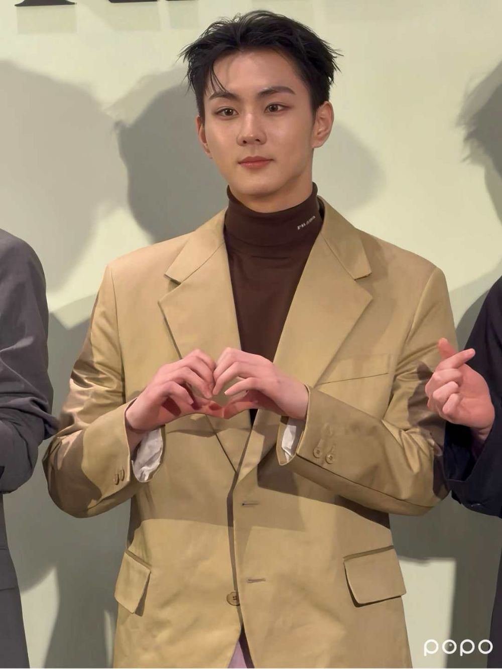 ENGENE今天好幸福！ENHYPEN降臨PRADA微風南山開幕活動！男神們邊走邊飯撒、太寵粉了！-7