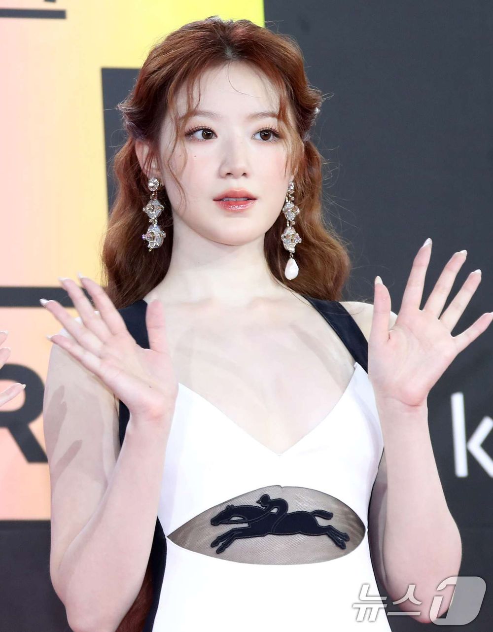 韓網公認6位皮膚超白的KPOP女偶像！舒華白到要用特調粉底，多賢、Karina根本自帶打光板！-5