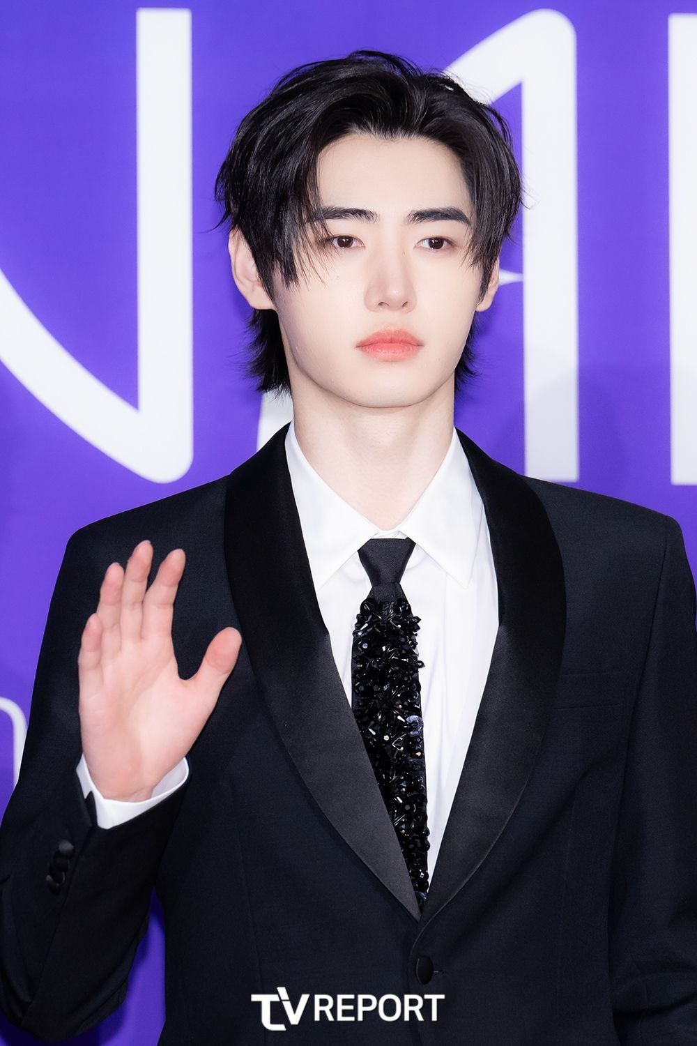 韓網公認6位皮膚超白的KPOP男偶像！WOOZI、在玹白到發光，成訓「冰上王子」人如其名！-13