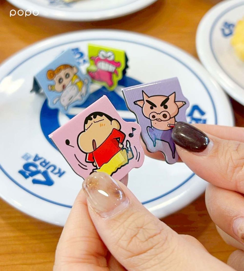 藏壽司最新扭蛋是蠟筆小新！「露屁屁小新吊飾、肥嘟嘟左衛門磁鐵」萌炸天，滿額再送小新零錢包！-6