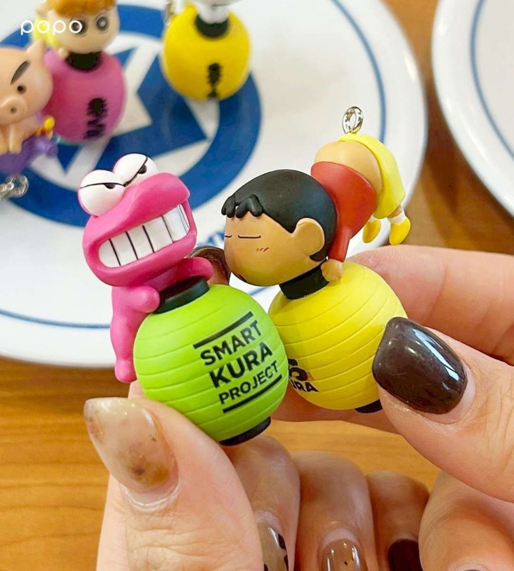 藏壽司最新扭蛋是蠟筆小新！「露屁屁小新吊飾、肥嘟嘟左衛門磁鐵」萌炸天，滿額再送小新零錢包！-7
