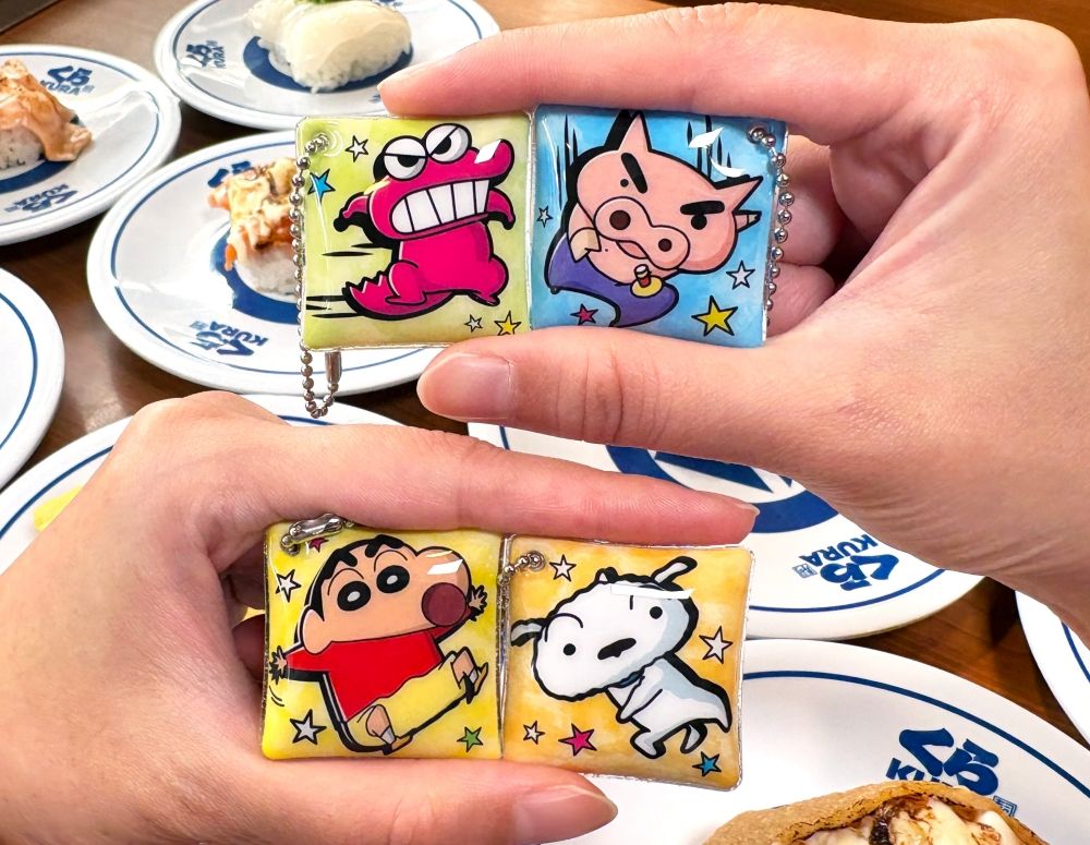 藏壽司最新扭蛋是蠟筆小新！「露屁屁小新吊飾、肥嘟嘟左衛門磁鐵」萌炸天，滿額再送小新零錢包！-12