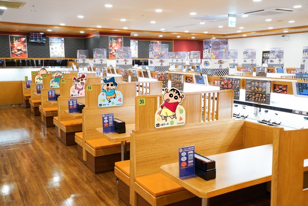 藏壽司最新扭蛋是蠟筆小新！「露屁屁小新吊飾、肥嘟嘟左衛門磁鐵」萌炸天，滿額再送小新零錢包！-15