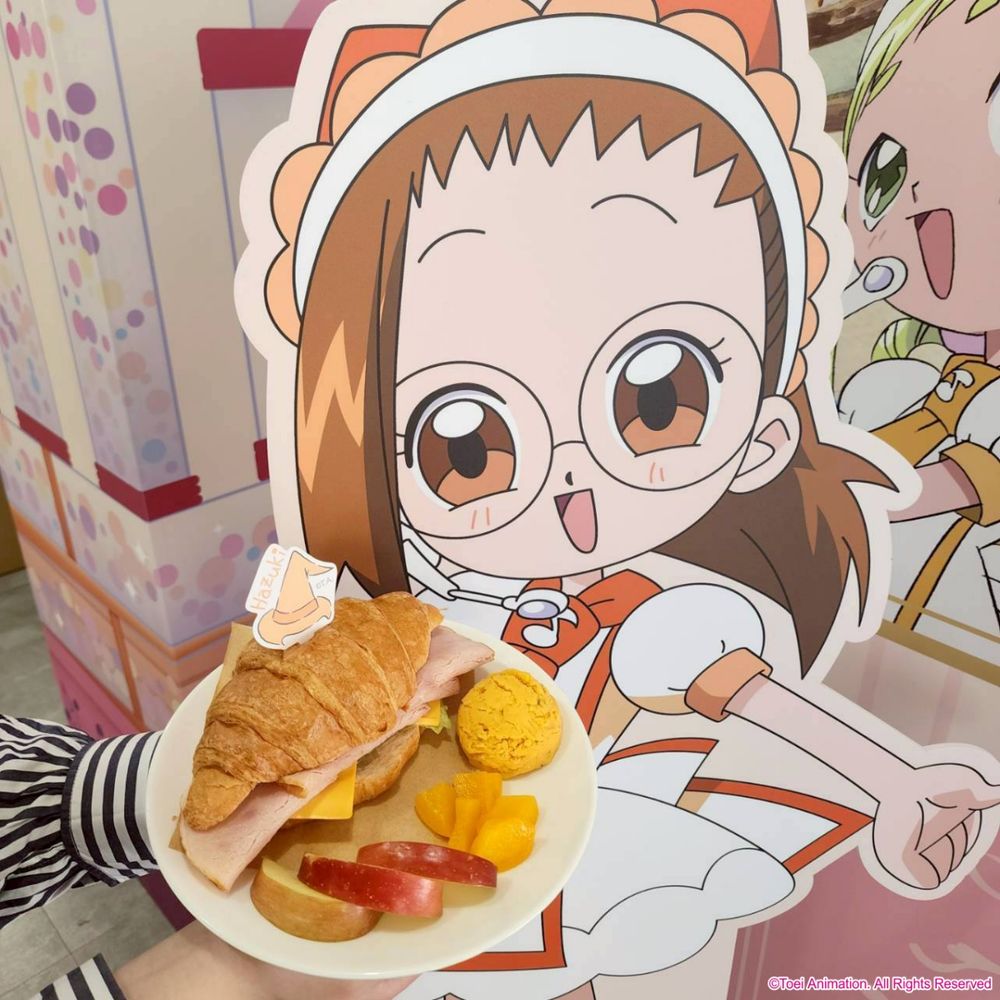 小魔女DoReMi主題咖啡廳來了！「DoReMi最不幸美少女牛排飯」、「魔女莉卡青蘋果風味茶凍」Q到捨不得吃！-5