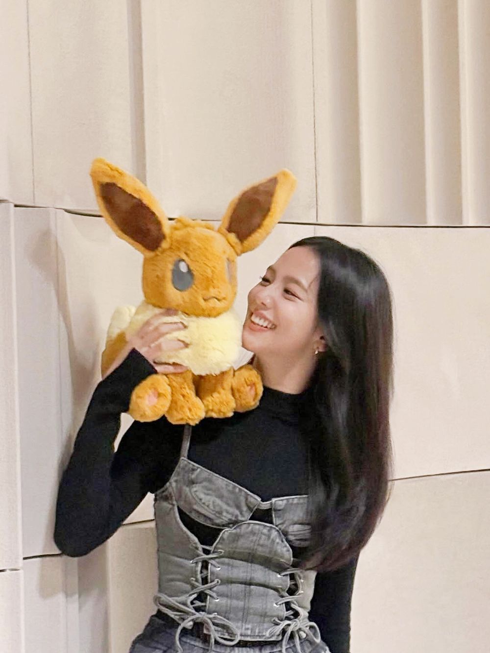 BLINK下一個要搶的是它！Jisoo社群狂曬「寶可夢伊布」超可愛合照、未來還會有聯名周邊？！-4