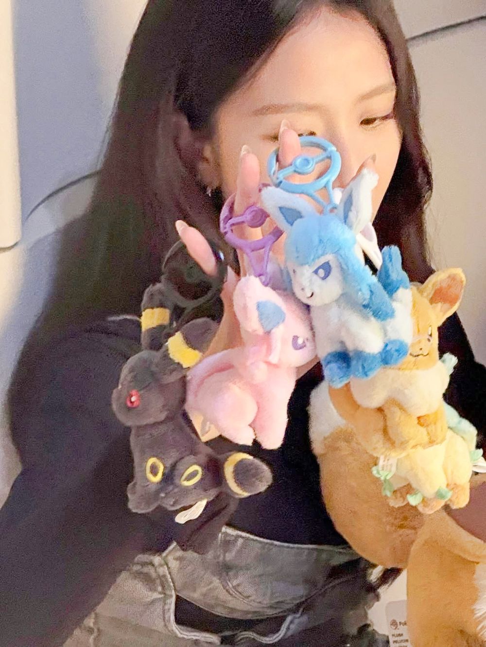 BLINK下一個要搶的是它！Jisoo社群狂曬「寶可夢伊布」超可愛合照、未來還會有聯名周邊？！-5