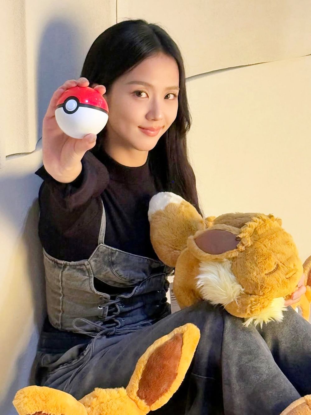 BLINK下一個要搶的是它！Jisoo社群狂曬「寶可夢伊布」超可愛合照、未來還會有聯名周邊？！-3