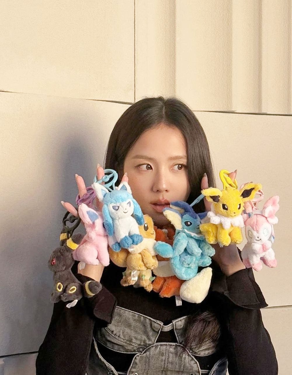 BLINK下一個要搶的是它！Jisoo社群狂曬「寶可夢伊布」超可愛合照、未來還會有聯名周邊？！-6