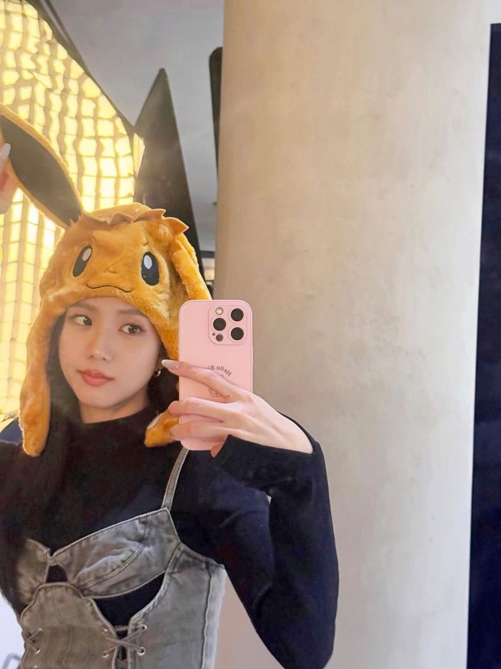 BLINK下一個要搶的是它！Jisoo社群狂曬「寶可夢伊布」超可愛合照、未來還會有聯名周邊？！-7