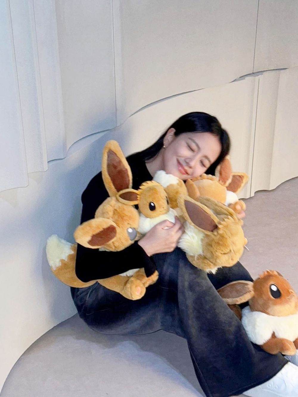 BLINK下一個要搶的是它！Jisoo社群狂曬「寶可夢伊布」超可愛合照、未來還會有聯名周邊？！-12