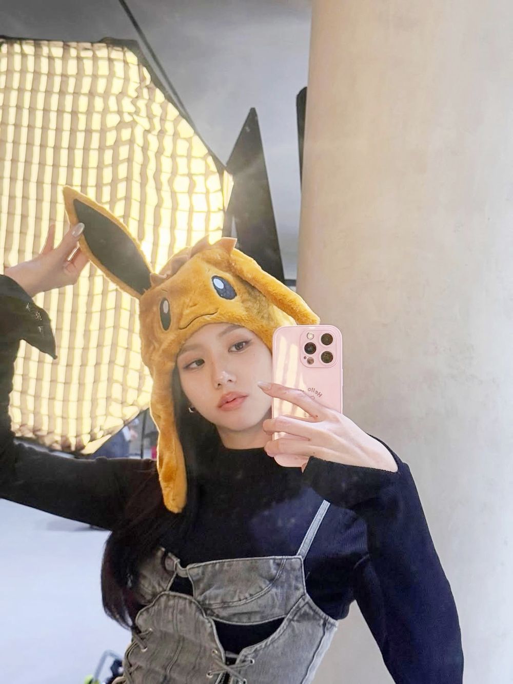 BLINK下一個要搶的是它！Jisoo社群狂曬「寶可夢伊布」超可愛合照、未來還會有聯名周邊？！-13
