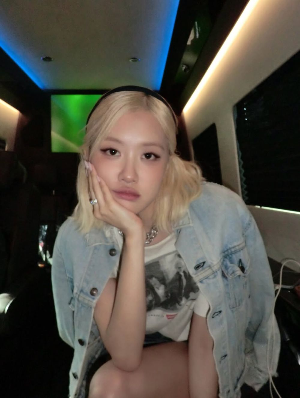 美到球迷分心！Rosé驚喜現身超級盃「丹寧外套＋迷你裙」辣翻、Levi’s真的找對人了！-3