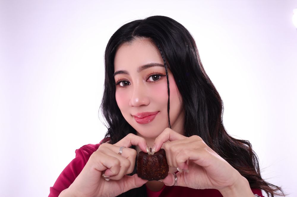 2026走春好感妝推薦！MAKE UP FOR EVER公開「玫瑰可麗露」妝容步驟，加碼新年擲骰活動、人氣正貨等你抽！-9