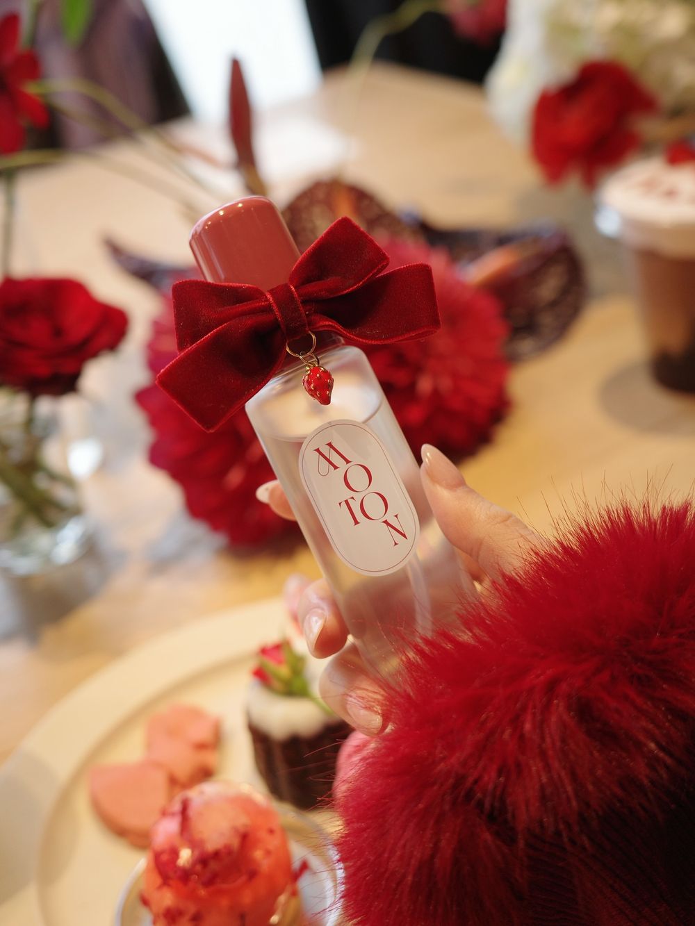 日本社群熱議「草莓香氛」推薦！MOTON草莓髮香噴霧、CANMAKE大人系草莓香水，LE SSERAFIM恩採同款賣翻！-3