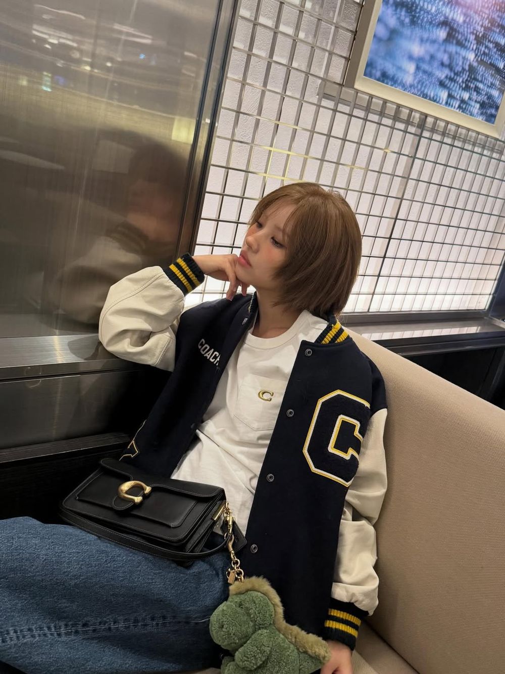 COACH大使i-dle田小娟飛紐約看秀啦！美式校園學姊感拉滿、手上「恐龍吊飾」粉絲狂問！-3