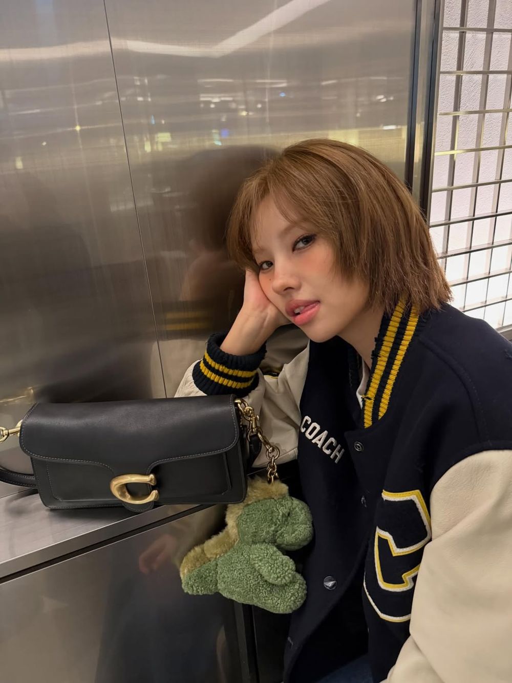 COACH大使i-dle田小娟飛紐約看秀啦！美式校園學姊感拉滿、手上「恐龍吊飾」粉絲狂問！-5