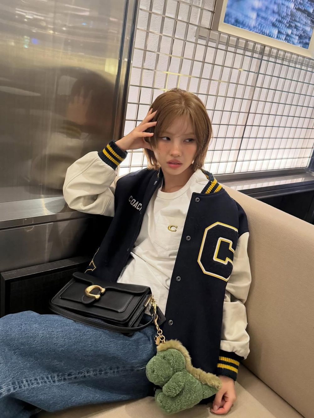 COACH大使i-dle田小娟飛紐約看秀啦！美式校園學姊感拉滿、手上「恐龍吊飾」粉絲狂問！-7