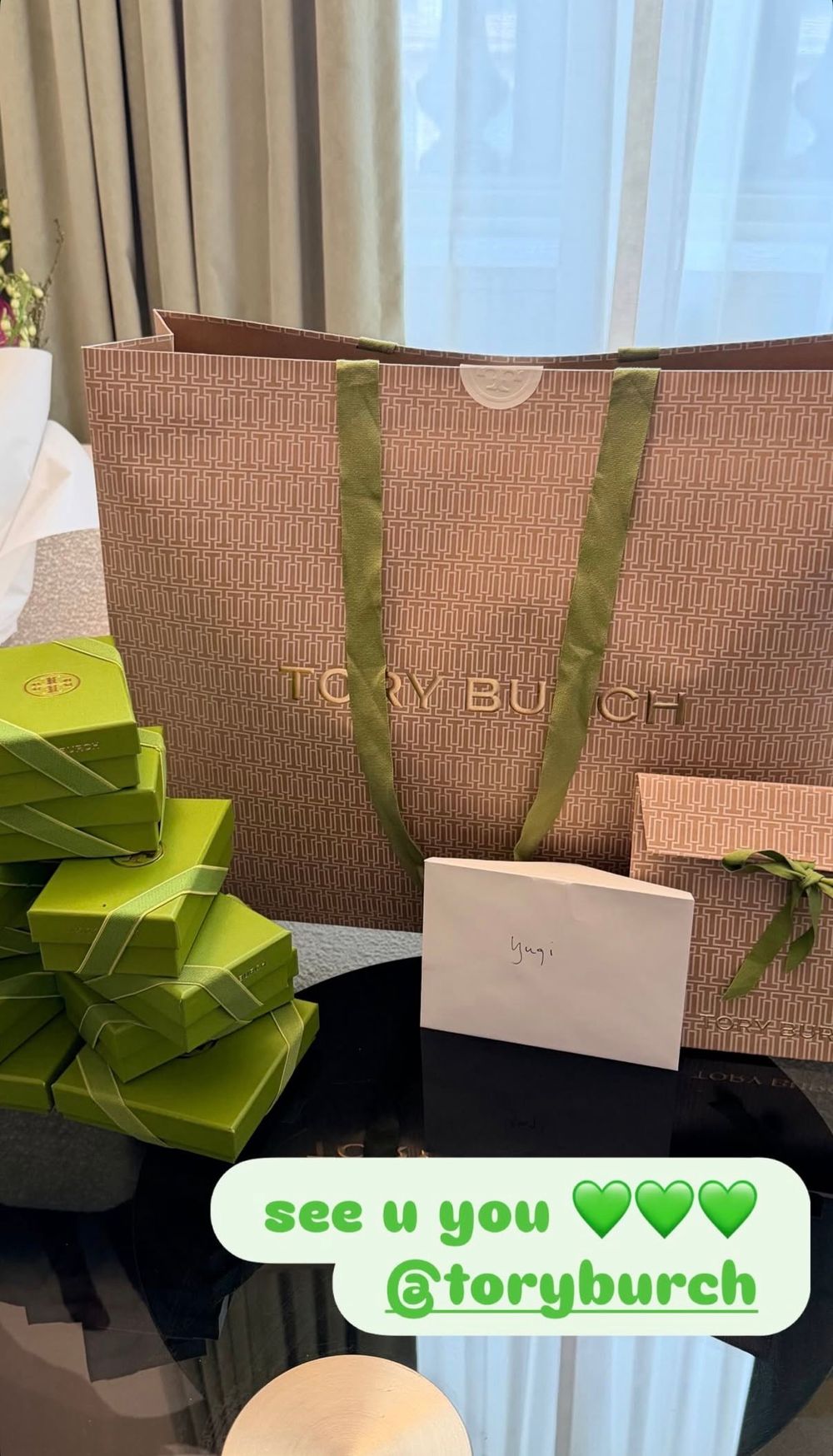 哪來的人間草莓女神！宋雨琦飛紐約看TORY BURCH大秀！上班機場路美暈、嫩到像大學生！-2